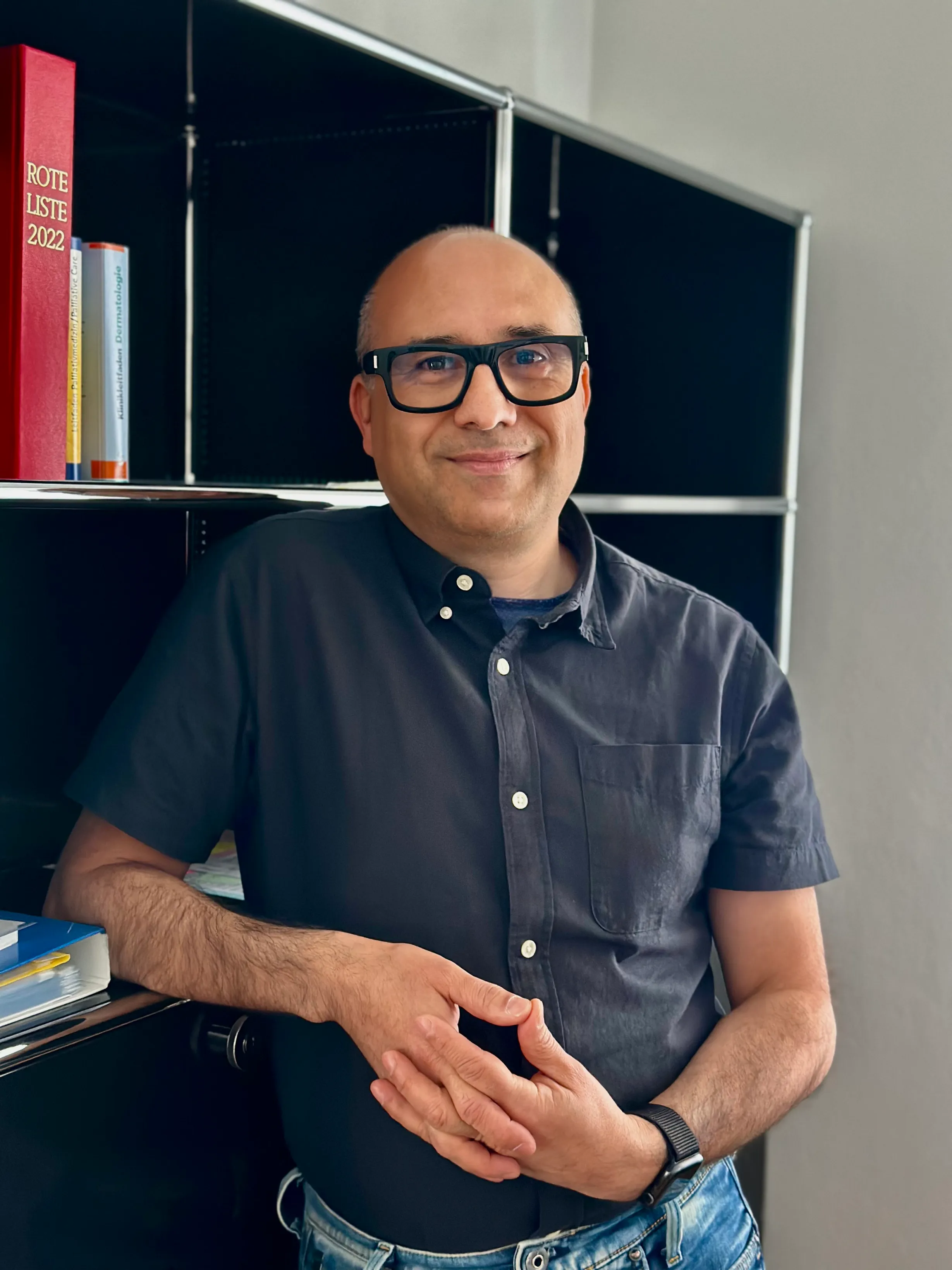 Mehdi Afscharian, Facharzt für Innere Medizin und Kardiologie, in der Praxis in Hundsangen