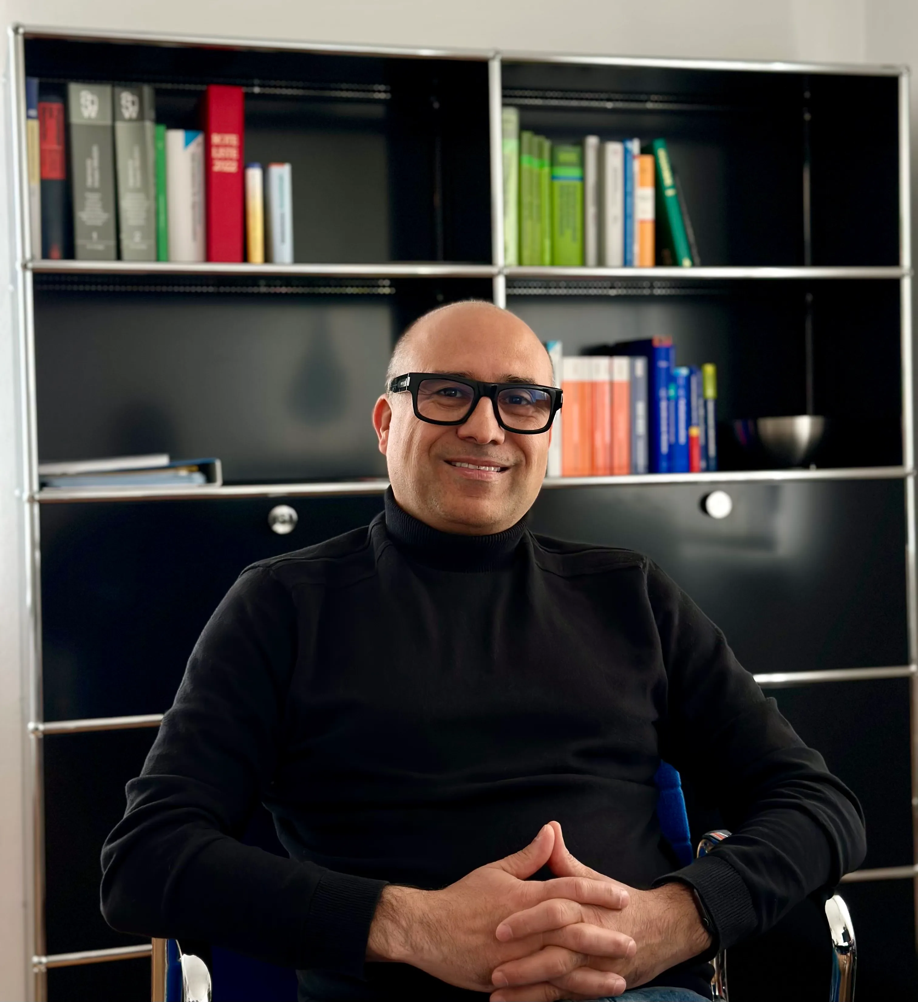 Mehdi Afscharian in seinem Sprechzimmer in Hundsangen
